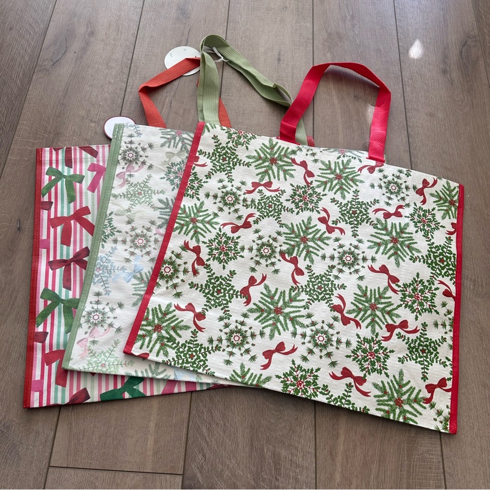 Homegoods TJMaxx Marshalls Viral Snowflakes & Bow Print Tote Bags Set of 3